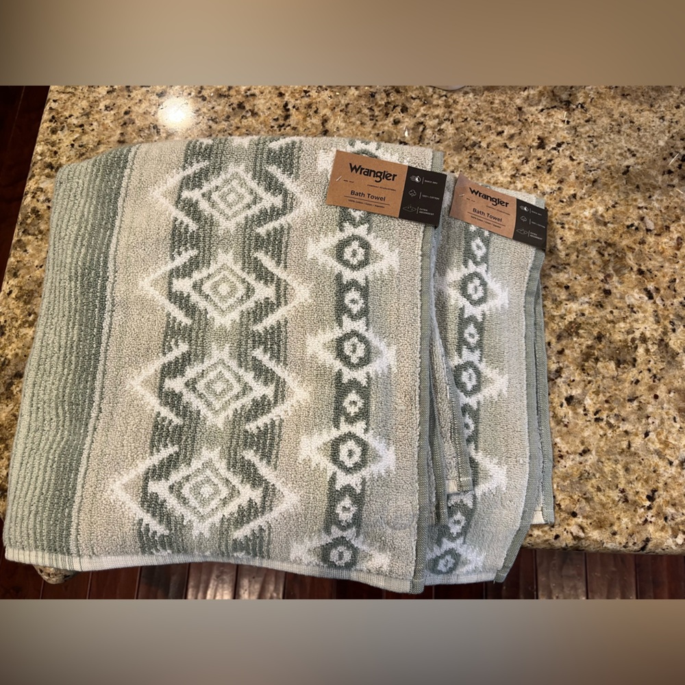 Set of 2 Wrangler Green and White Bath Towels